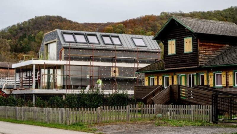 Nicht verboten, aber von vielen unerwünscht: Der Neubau in Greifenstein neben einen der historischen Häuser. (Bild: Imre Antal)