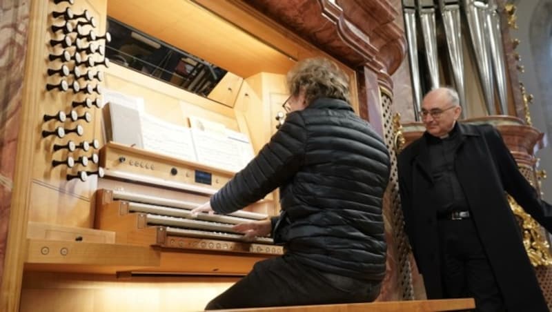 Für Bischof Wilhelm Krautwaschl gab es von Domorganist Christian Iwan eine Hörprobe an der neuen Orgel. (Bild: Pail Sepp)