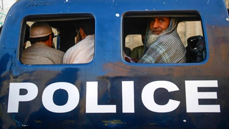 Von der pakistanischen Polizei verhaftete Afghanen in Karachi (Bild: APA/AFP/Asif HASSAN)