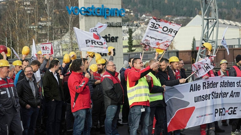 Auch im Voest-Werk in Kindberg wurde am Dienstag die Arbeit niedergelegt. (Bild: Sepp Pail)