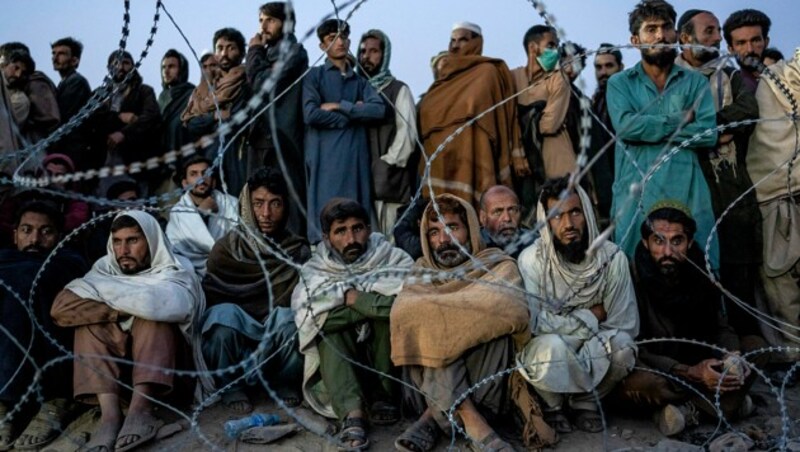 Pakistan will ca. 1,7 Millionen illegal in Pakistan lebende Afghanen loswerden. Nun werden sie massenhaft abgeschoben. (Bild: AP)