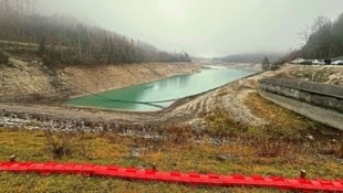 Der Wasserstand des Freibacher Stausees liegt statt 40 nur noch bei 20 Meter, um frei und sicher arbeiten zu können. (Bild: Hannes Mößlacher)