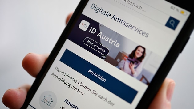 Araç sahipleri artık cep telefonlarında tescil belgesinin dijital bir versiyonunu taşıyabiliyor. Bunun için "ID Austria" gerekiyor. (Bild: APA/HANS KLAUS TECHT)