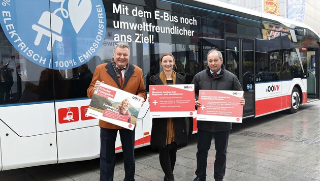 Der zuständige FPÖ-Landesrat Günther Steinkellner, ÖBB Regional- managerin OÖ Eva Hackl und Herbert Kubasta, Geschäftsführer des OÖ Verkehrsverbunds, präsentierten den neuen Elektro-Linienbus. (Bild: Land OÖ / Kauder)