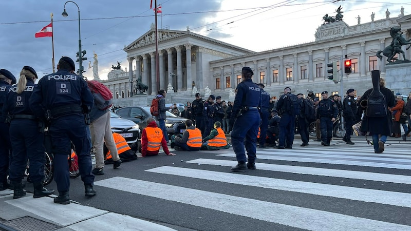 L'année dernière, les agents de la police de Vienne ont arrêté 900 manifestants de la dernière génération. (Bild: Letzte Generation AT)