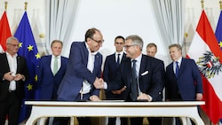 Brunner und Rauch unterzeichneten den Ausgleich für die Bundesregierung. (Bild: APA/BKA/ANDY WENZEL)