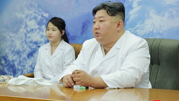 Nach dem ersten Fehlstart sprach Kim Jong Un noch von „schwerwiegendem“ Versagen - dieses Mal zeigte er sich (mit seiner Tochter links im Bild) zufrieden. (Bild: AP/Korean Central News Agency/Korea News Service)