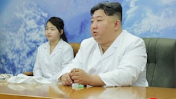 Nach dem ersten Fehlstart sprach Kim Jong Un noch von „schwerwiegendem“ Versagen - dieses Mal zeigte er sich (mit seiner Tochter links im Bild) zufrieden. (Bild: AP/Korean Central News Agency/Korea News Service)