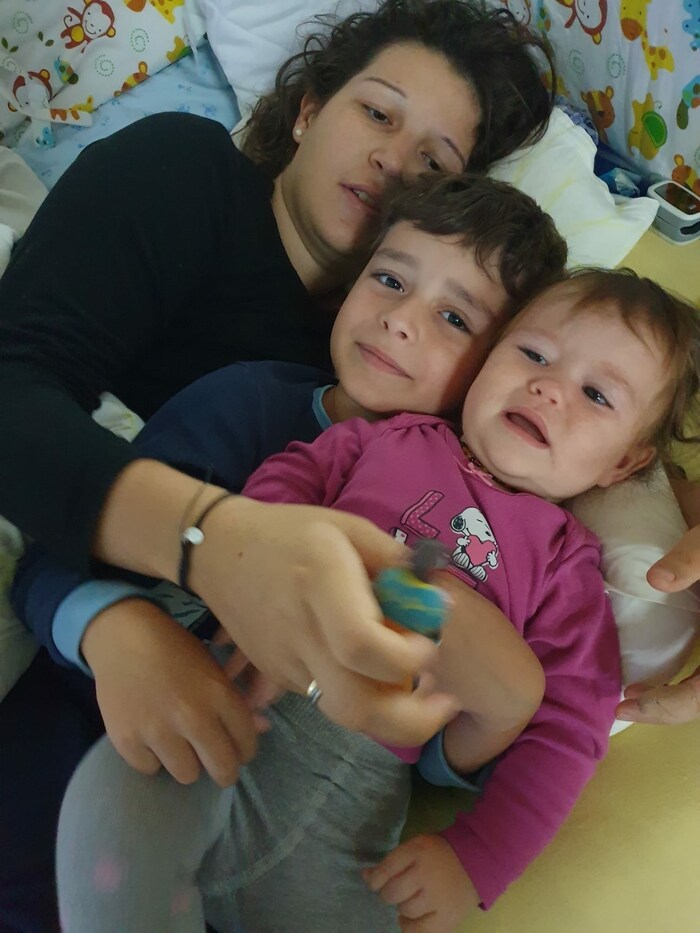 Die zweifache Mutter kann mit ihren Kindern nur im Liegen spielen.