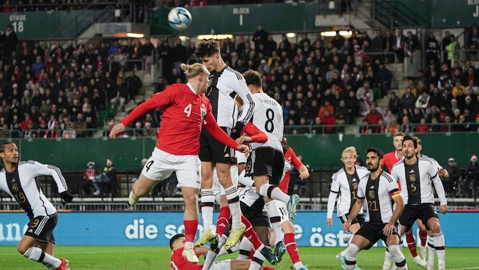 Xaver Schlager im Kopfball-Duell mit Kai Havertz