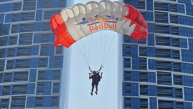 Zwischen den Wolkenkratzern in Dubai landeten die Fallschirmzielspringer. (Bild: HSV Red Bull Salzburg)