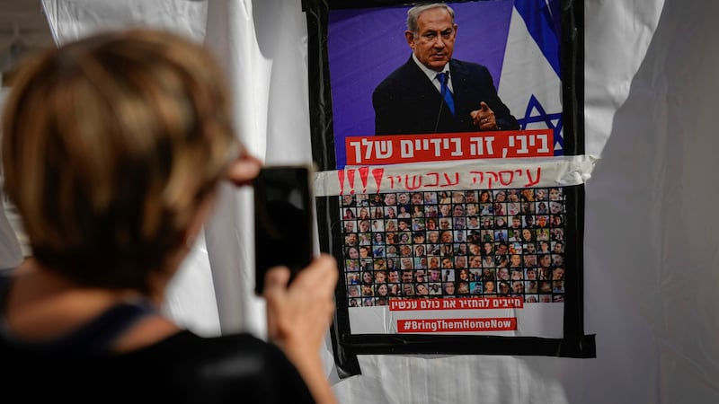 In Israel wächst die Wut über Netanyahu - dieser kündigte an, dass der Krieg auch nach einer Feuerpause weitergehen wird. (Bild: AP/Ariel Schalit)