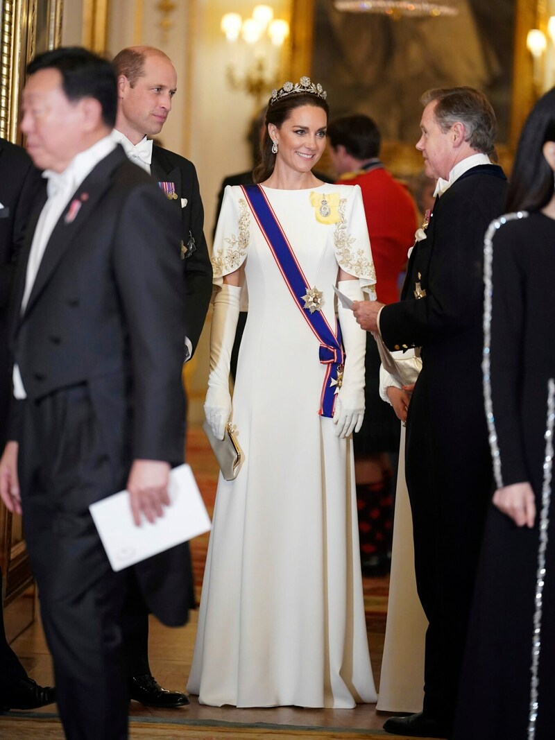 Prinzessin Kate trug eine weiße Robe von Jenny Packham. (Bild: APA/Yui Mok/Pool Photo via AP)