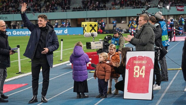 „Adieu“ – Baumgartlinger im Stadion mit seinen drei Kindern (Bild: Sepp Pail)