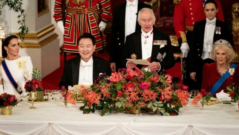 Prinzessin Kate neben Koreas Präsident Yoon Suk Yeol, der von König Charles und Königin Camilla im Buckingham-Palast zum Staatsbankett empfangen wurde (Bild: APA/AFP/POOL/Aaron Chown)