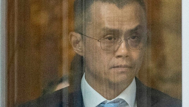 Binance-Gründer und CEO Changpeng Zhao beim Verlassen des Gerichtsgebäudes (Bild: AP)