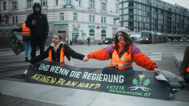 Erst am Vormittag legte die Letzte Generation wieder den Verkehr auf Wiens Straßen lahm. (Bild: Letzte Generation AT)