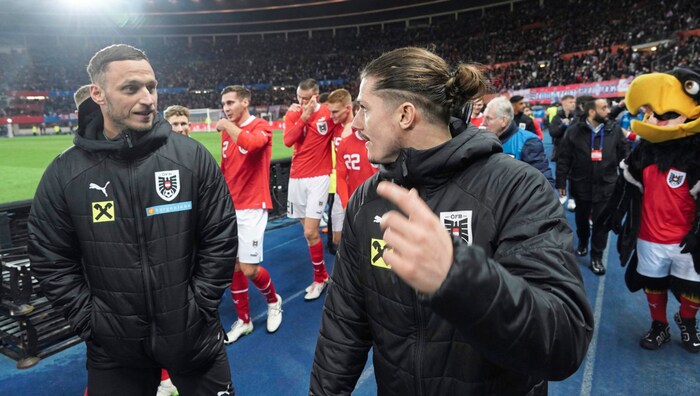 Marcel Sabitzer (re.) lässt mit Marko Arnautovic das Spiel noch einmal Reveu passieren.