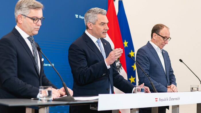 Von links: Finanzminister Magnus Brunner, Bundeskanzler Karl Nehammer und Sozialminister ...