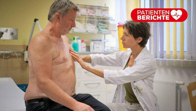 Surgeon Dr. Ruth Helfgott carefully examines Franz Wandl's chest. (Bild: Horst Einöder, Krone KREATIV)