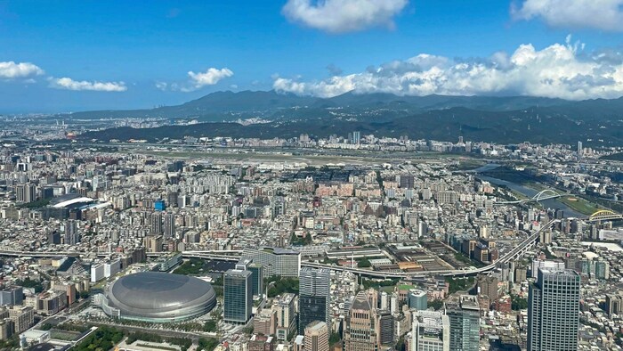 ... die Hochhausschluchten der Millionenstadt Taipeh
