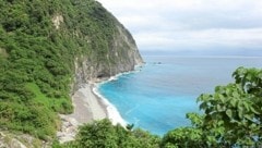 Die atemberaubenden Qingshui-Klippen an der Ostküste wachsen Hunderte Meter hoch aus dem Meer. (Bild: TR / Paul Tikal)