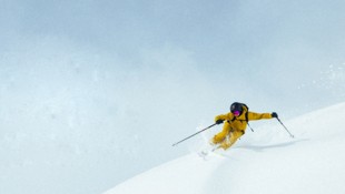 Immer mehr Wintersportler ziehen im Pulverschnee beim Freeriden ihre eigene Spur. (Bild: Arc’teryx)