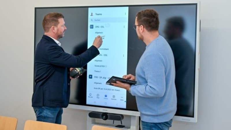 Die bessere Raumsituation erlaubt es, Arbeitsabläufe effizienter zu gestalten - GF Mario Gubesch (l.) vor dem Touchscreen-Monitor im neuen Besprechungsraum. (Bild: Dostal Harald)