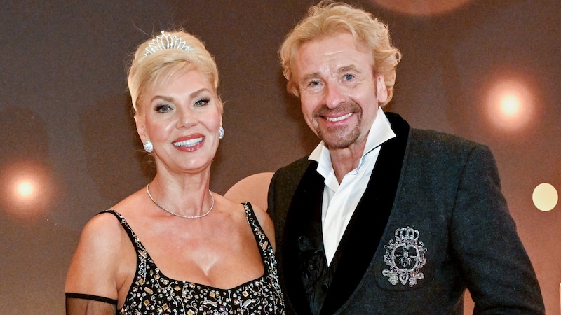 Thomas Gottschalk mit seiner Verlobten Karina Mroß (Bild: Peter Kneffel / dpa / picturedesk.com)