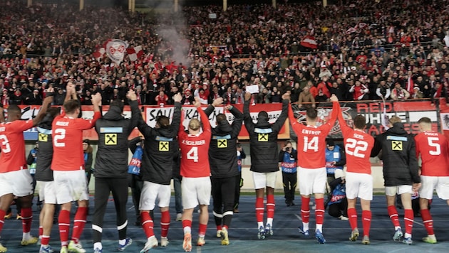 Österreichs Fußballnationalmannschaft feierte mit 46.000 Fans im Happel-Stadion das 2:0 gegen Deutschland. (Bild: Sepp Pail)