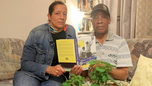 „Paulinho“ mit Tochter Nina und einem Buch seines Herzensvereins, der Vienna  (Bild: Gerhard Bartel)