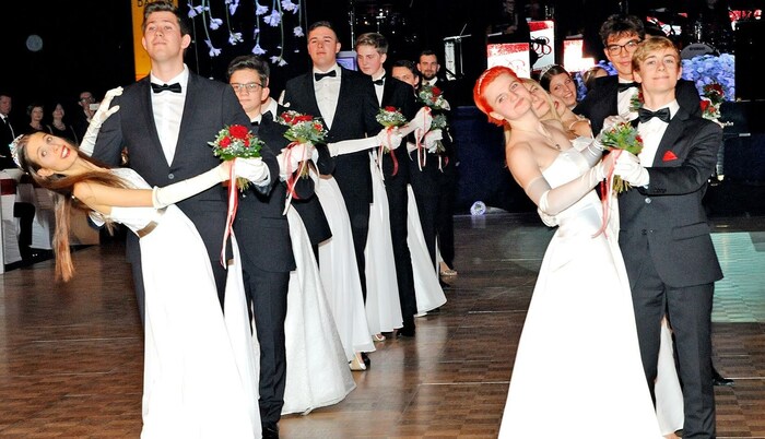 Debütanten der Tanzschule Schwebach eröffnen den Ball.