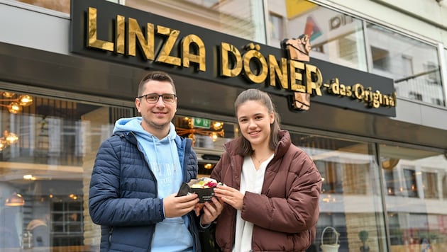 Die beiden „Krone“- Redakteure Philipp Zimmermann und Anna Jaschek testeten den neuen „Linza Döner“. (Bild: Dostal Harald)