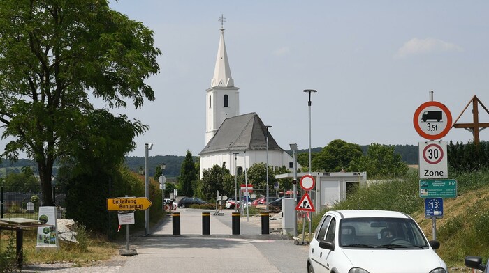 Mit 1. Dezember soll die Poller-Anlage in Schattendorf in Betrieb gehen. Die Grenze mit dem Auto ...