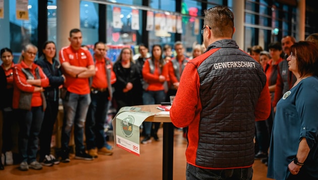 25 Minuten dauerte die Betriebsversammlung am Mittwoch bei Interspar in Wels. (Bild: Markus Wenzel)