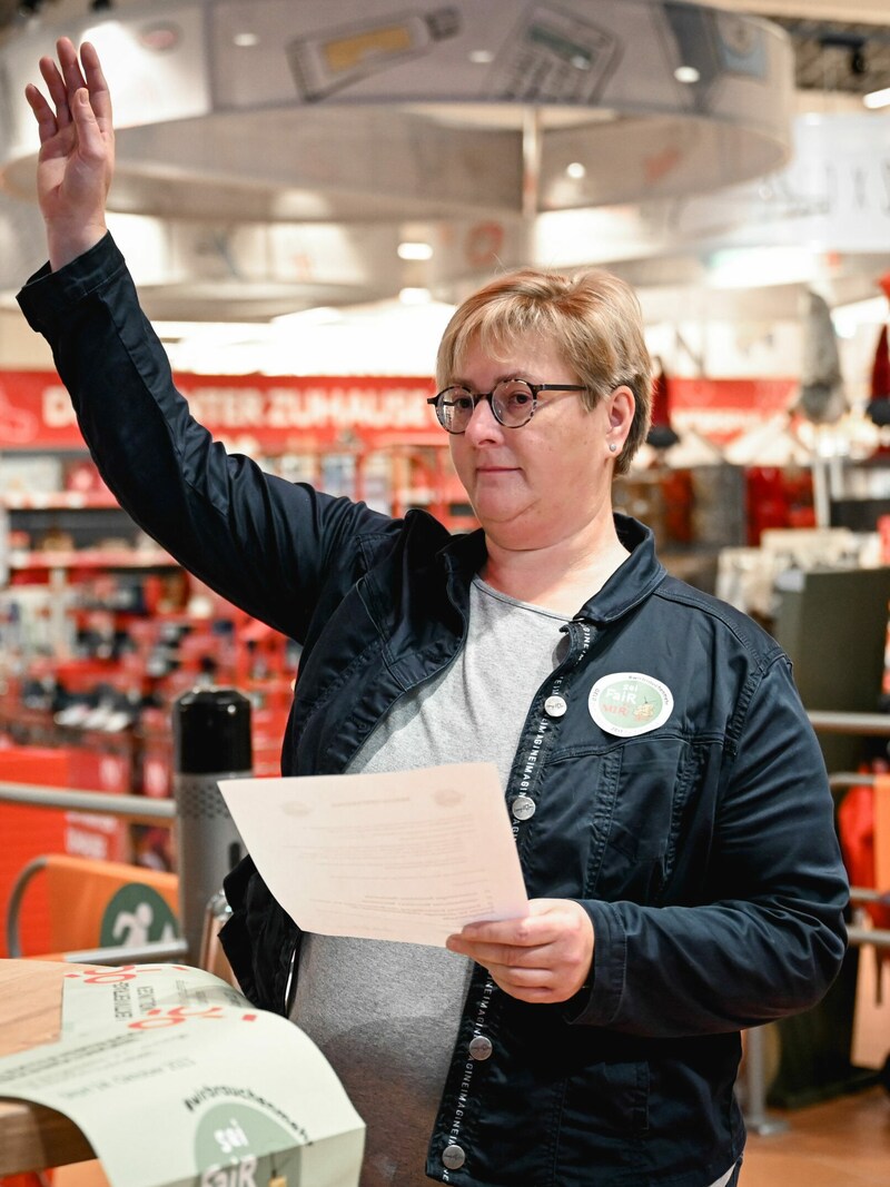 Mit einem Handzeichen wurde über den Streikbeschluss abgestimmt - hier Gerda Deutsch, die Betriebsrätin von Interspar in Wels. (Bild: Markus Wenzel)