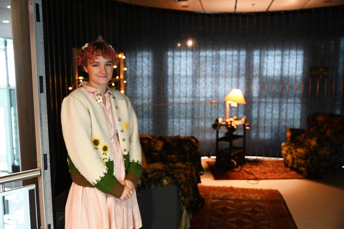 Sofia Jüngling-Badia, im Hintergrund die Installation zwischen analog und digital
