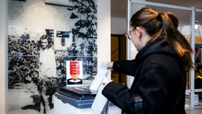 Anne Frank sieht bei der Stimmabgabe zu. (Bild: APA/AFP/ANP/Ramon van Flymen)