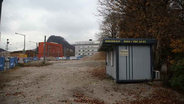 Das Baulos auf dem Areal der ehemaligen Tankstelle an der Kreuzung in der Sterneckstraße. (Bild: Tröster Andreas)