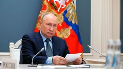 Russlands Präsident Wladimir Putin wirkt bei dem Gipfel sichtlich zermürbt. (Bild: ASSOCIATED PRESS)