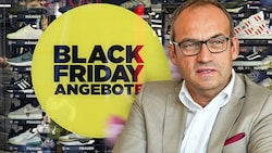 Shoppen oder nicht? Darauf gibt‘s für viele am Black Friday nur eine Antwort. Fussl-Chef Ernst Mayr sieht die Rabattschlacht kritisch. (Bild: Wolfgang Spitzbart, Harald Dostal, Krone KREATIV)