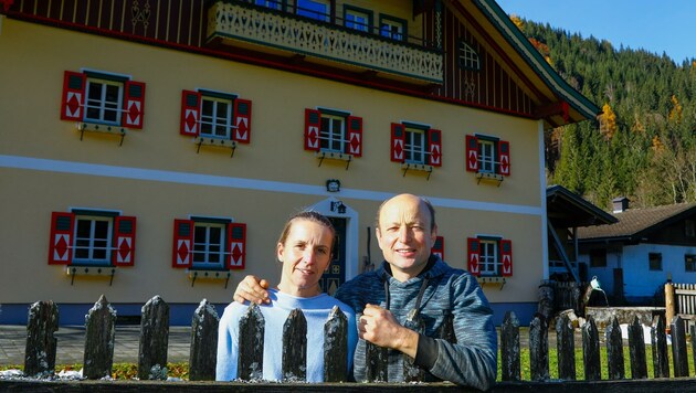 Sabine und Martin Grünwald übernahmen den fast 700 Jahre alten Hof 1999. (Bild: Gerhard Schiel)