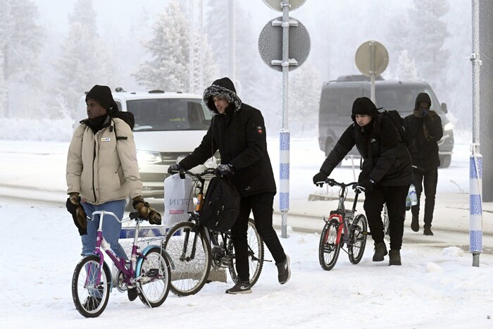 Russland soll die Migranten auf Fahrrädern Richtung Grenze schicken.