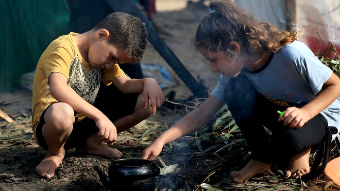 Kinder in einem Flüchtlingscamp für Binnenvertriebene im südlichen Gazastreifen