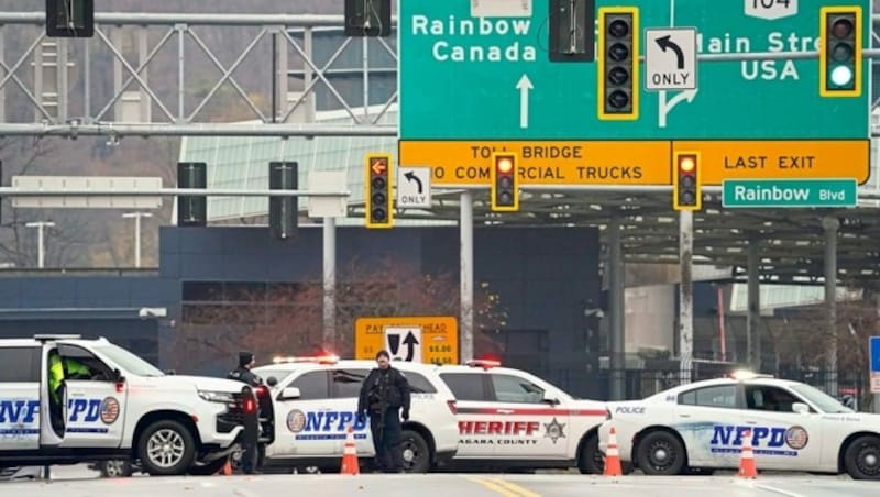 Die Rainbow Bridge war nach der Explosion gesperrt. (Bild: AP)