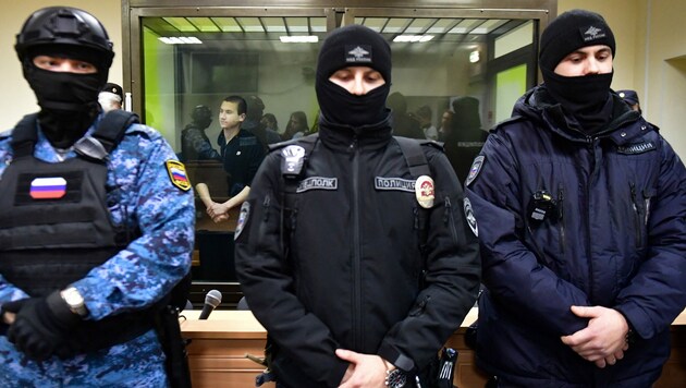 Yegor B. (im Hintergrund) vor Gericht am 22. November 2023 (Bild: AFP)