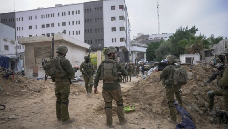 Israels Militär in der Nacht auf Montag das Al-Shifa-Spital (Bild) in Gaza-Stadt gestürmt. (Bild: AP)