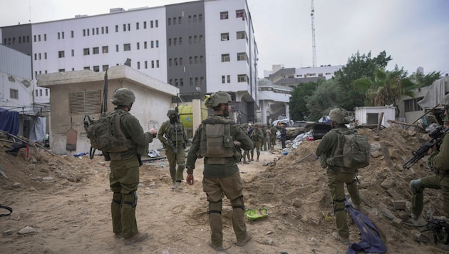 Katonák a gázai Al-Shifa kórházkomplexum előtt. (Bild: AP)
