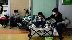 Wegen einer bislang „undiagnostizierten“ Atemwegserkrankung platzen viele Krankenhäuser in China aus allen Nähten - diese jungen Patienten müssen am Gang sitzen.  (Bild: AFP)