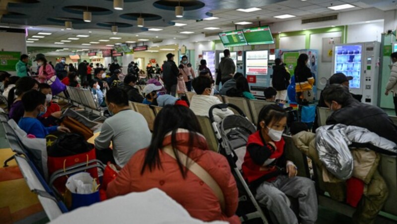 Viele junge Patienten warten in diesem Spital in Peking auf Hilfe. (Bild: AFP )